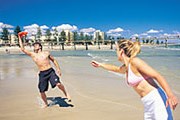 На пляже Adelaide Glenelg // touristaustralia.com.au