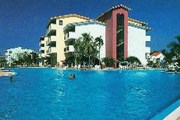 Отель предлагает все необходимое для занятий водным спортом. // e.yimg.com