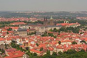 С Петршинской башни открывается захватывающий вид на Прагу. // siradi.com