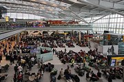 Толпы пассажиров ждут отправления задержанных рейсов в день открытия терминала 27 марта. // Airliners.net