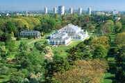 Галерея находится на территории Королевских ботанических садов. // britannica.com