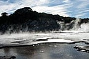 Пар и черные озера делают Тикитере «адским» местом. // thenewzealandsite.com