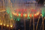 Музыкальный фонтан привлекает горожан и туристов. // provodnik.ru