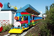 В Леголенде даже поезд сделан из элементов "Лего". // edp.org