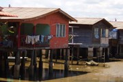 Туристов размещают в типичных деревнях на воде. // Wikipedia