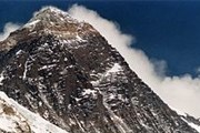 Эверест - высочайшая (около 8850 м) в мире гора. // Wikipedia
