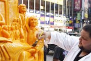 Трой Лэндвер изготовил скульптуру из сыра. // Reuters