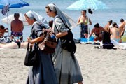 На пляжах Италии появляются храмы. // dziennik.pl