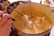 Фондю - (фр. fondue) - группа швейцарских блюд, приготавливаемых на открытом огне в специальной жаропрочной посуде. // ski.ru