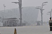 Плотный смог в районе олимпийского стадиона в Пекине. // Reuters