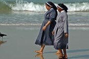 Монахини воздвигли на пляже алтарь. // shunya.net