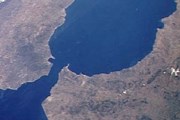 Гибралтар — заморская территория Великобритании на юге Пиренейского полуострова. // Wikipedia