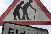 Дорожный знак "Осторожно, пожилые пешеходы" // Lenta.ru, east-ayrshire.gov.uk