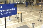 Стойка самостоятельной сдачи багажа на фоне киосков регистрации в аэропорту Arlanda // AFP