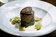 Одно из изысканных блюд шеф-повара Найджела Гудвина // fawsleyhall.com