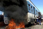 Подожженный пассажирами поезд // Reuters