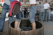 На фестивале можно подавить виноград ногами. // leukerbad.ch