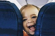 Шумные дети в самолетах нравятся не всем. // airfarewatchdog.com
