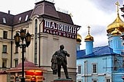 Отель построен рядом с Богоявленским собором. // Travel.ru