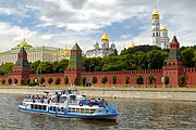 Туристы еще могут прокатиться по Москве-реке. // migranov.ru
