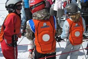 Магнитные жилеты не позволят детям выпасть из подъемника. // onthesnow.com