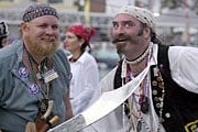 Туристы переодеваются в пиратов. // piratesweekfestival.com