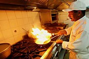 Повар ресторана La Vitrola за работой. // nytimes.com