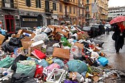 Жители Неаполя выбрасывают на улицы все подряд. // timeinc.net