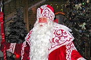 Дед Мороз приглашает гостей на праздник. // РИА "Новости"