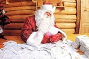 Дед Мороз разбирает почту в своем тереме в Великом Устюге. // novate.ru