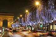 Парижане гордятся иллюминацией Елисейских Полей. // blachere-jp.fr