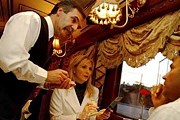 Официанты в Праге обманывают иностранных туристов. // theage.com.au