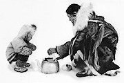 Фотографии рассказывают о жизни эскимосов. // Fred Bruemmer