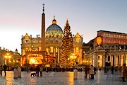 Рождественская ель и вертеп каждый год украшают площадь Святого Петра. // GettyImages/Marco Cristofori