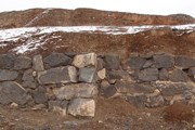 Развалины урартского поселения у подножия Кармир-Блура // Wikipedia