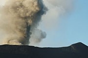 Огромные парогазовые струи выходят с верхней части склона вулкана. // GettyImages