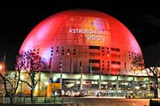 Проекция на здании Глобен известила жителей Стокгольма о начале года астрономии. // Bertil Ericsson / Scanpix