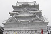 Гигантская пагода из снега, созданная в Саппоро // babibubebo.com