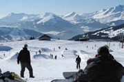 Некоторые гости здесь впервые встают на лыжи, а потом становятся увлеченными горнолыжниками. // finpo.ru