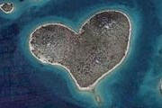 Остров в форме сердца пока необитаем. // Telegraph / Europics