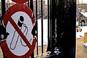 Запрет курения на остановках и детских площадках Варшавы действует с осени. // tvnwarszawa.pl
