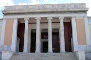 Вход в Национальный археологический музей Афин // Wikipedia