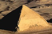 Возведение пирамиды приписывается фараону Снофру. // ancient-egypt.org