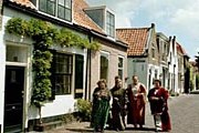 На праздник жители Брилле переодеваются в средневековые одежды. // krant.telegraaf.nl