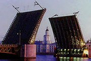 Дворцовый мост Санкт-Петербурга ночью // ippnou.ru