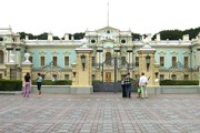 Мариинский дворец расположен на правом берегу Днепра. // Wikipedia