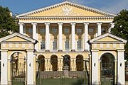 Здание Смольного института благородных девиц занимает городское правительство. // 1-day.ru