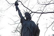 Трехметровая копия статуи Свободы украшает Люксембургский сад. // travel-rest.blogspot.com