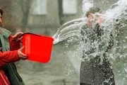 Полиция не позволит поливать водой прохожих. // blogspot.com