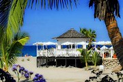 Пляжные бары - давняя традиция Испании. // bahia-duque.com